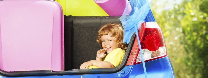 Assurer le confort de vos passagers Valises et enfant dans le coffre d'une voiture avant le départ en vacances