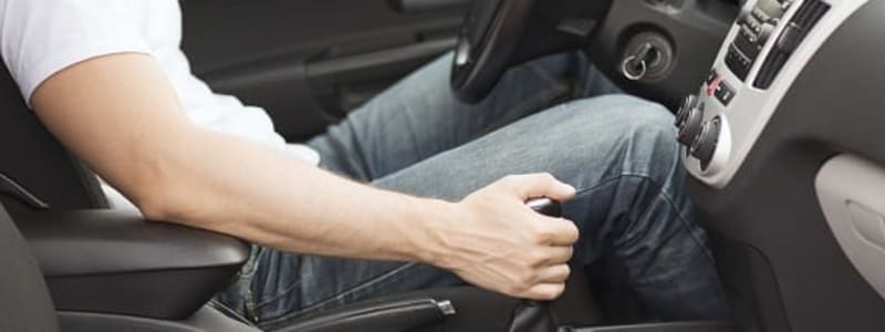 Homme utilisant une boîte de vitesse