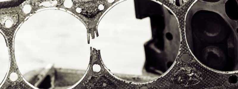 Réparer une fuite au niveau du joint de culasse de votre voiture Joint de culasse usé et rouillé