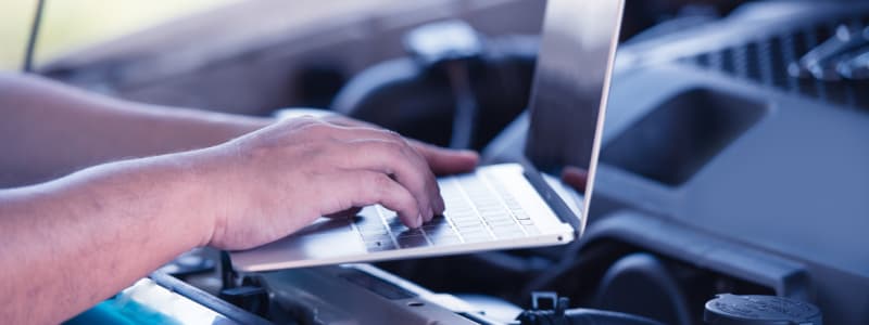 Quel prix pour le diagnostic d'une VW ? Mécanicien effectuant un diagnostic sur ordinateur