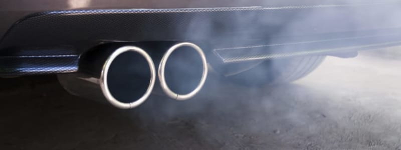 Combien coûte le remplacement de l'échappement d'une Opel ? Fumée sortant du pot d'échappement d'une voiture