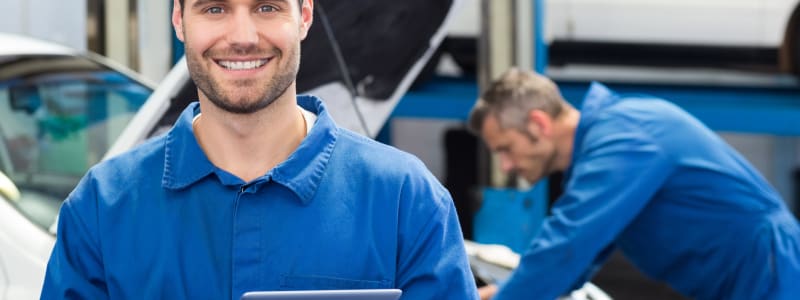 Assurance auto : comment choisir le bon réparateur en cas de sinistre ? Garagistes en bleu de travail