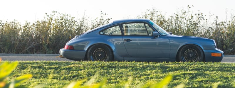 Voiture garée près d'un champ