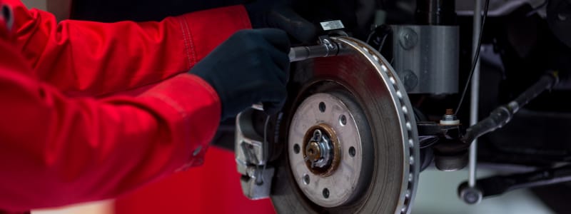 Mécanicien effectuant un remplacement de freins