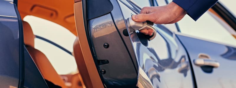 Que faire si les joints de la portière de ma voiture se décollent ? Portière de voiture rouge