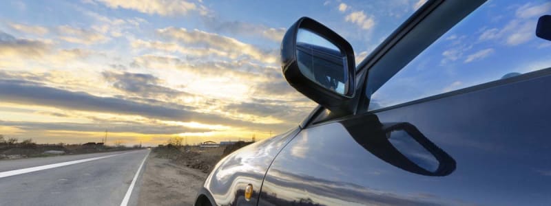 Voiture sur le bas côté