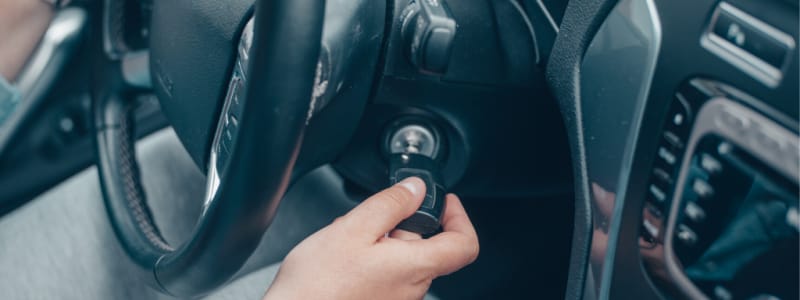 Neiman automobile : c'est quoi ? automobiliste insérant une clé dans le contact