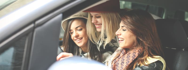 Assurance automobile moins chère jeune conducteur Groupe d'amies en voiture
