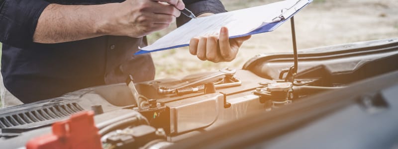 Comment être sûr de réussir le contrôle technique Mécanicien en plein diagnostic d'une voiture