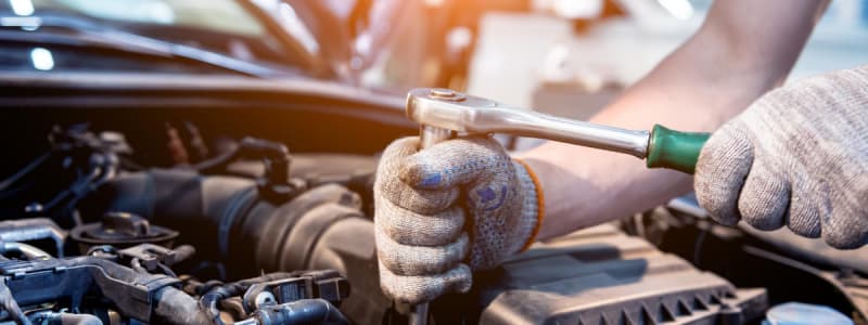 Combien coûte la réparation moteur d'une voiture Audi Mécanicien réparant le moteur d'une voiture