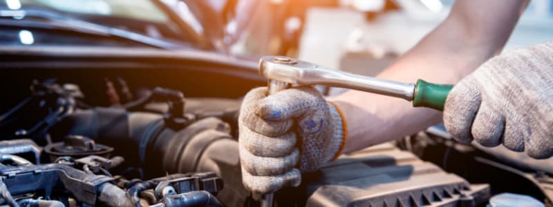 Mécanicien réparant le moteur d'une voiture