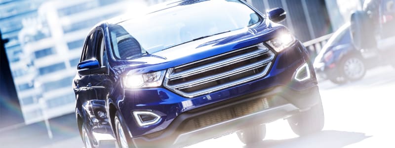 Malus 2022 : nouvelle taxe en fonction du poids de votre voiture voiture bleue moderne phares allumés