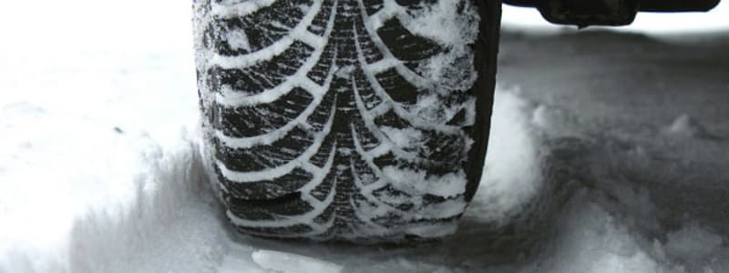 Vinterdäck på snötäckt väg