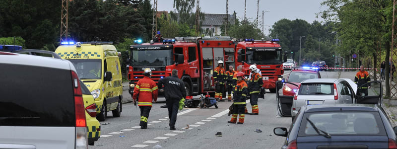 Ambulans, brandkår och bilar vid trafikolycka