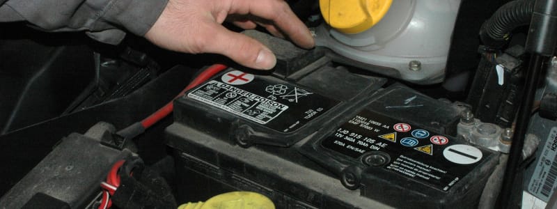 Billiga billbatterier Hand över bilbatteri