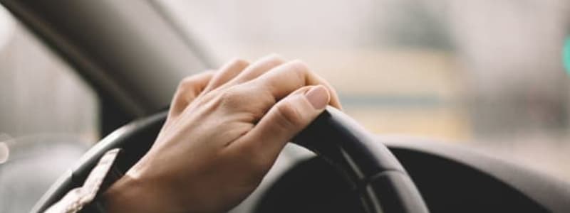 Styrinrättning och rattglapp på en Volvo Bilägare med handen på ratten i en Volvo