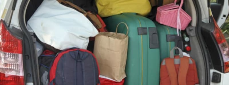 Gör utrymme för bilsemestern Fullpackat bagageutrymme i bil