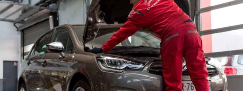 Bilbesiktning för Alfa Romeo Mekaniker kontrollerar en Alfa Romeo inför besiktning