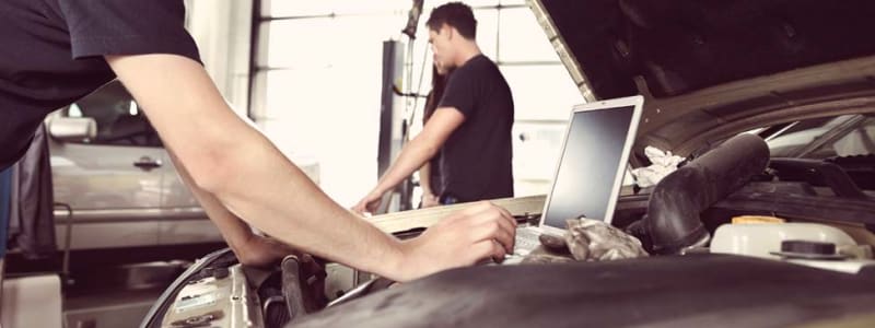 Felsökning / diagnostisering på Peugeot Mekaniker avläser felkoder på en Peugeot