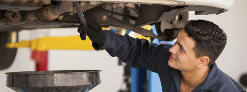 Så byter du motorolja Mekaniker byter olja