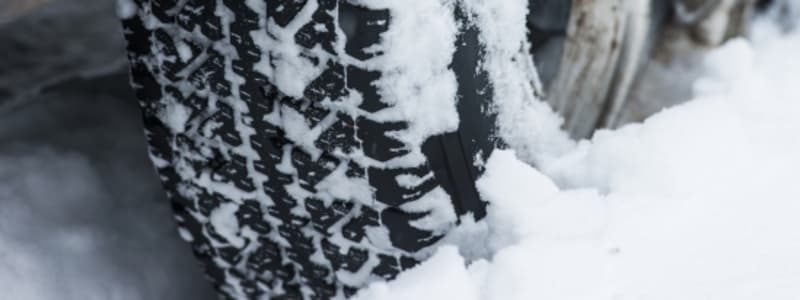 Vinterdäck och snö Bil med vinterdäck på vinterväglag