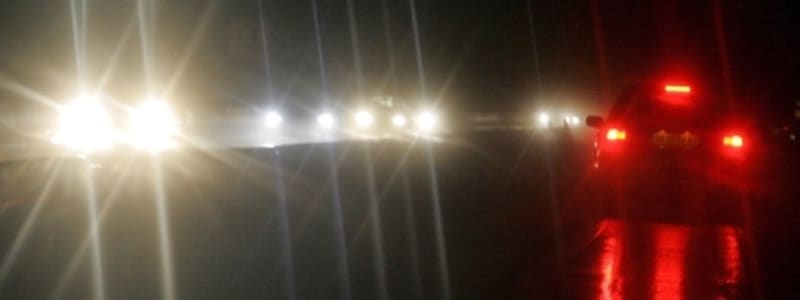 Felinställda strålkastare Bilar med felinställda strålkastare på kvällen