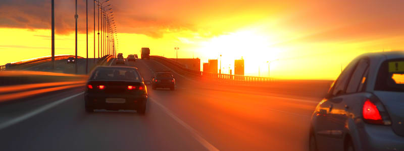 5 råd mot bländande ljus Solnedgång bländar bilar på en väg