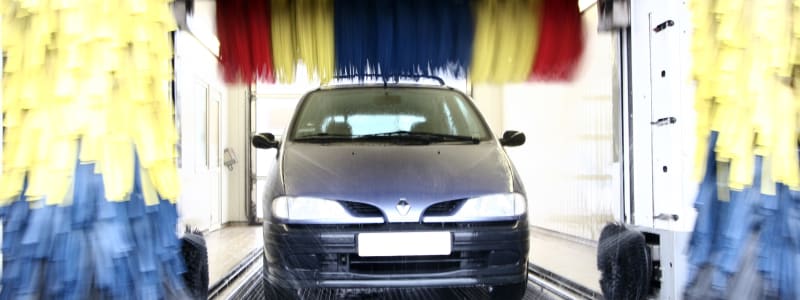Tvätta bilen och undvik rost Bil i automatisk biltvätt
