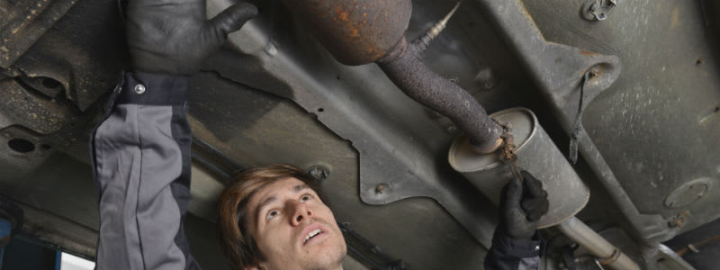 Diagnostisering av avgassystemet Mekaniker undersöker avgassystem