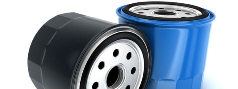 Så byter du oljefilter Svart och blått oljefilter för bil