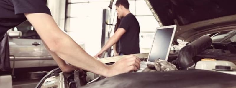 Felsökning / bildiagnos på Mitsubishi Mekaniker felsöker elektroniken i en Mitsubishi