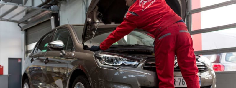 Besiktning på Suzuki Mekaniker kontroller en Suzuki inför besiktning