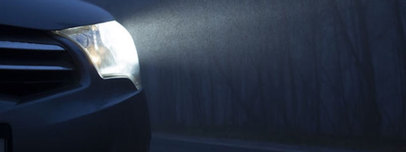 Rätt inställda strålkastare Strålkastare på bil som lyser i mörker