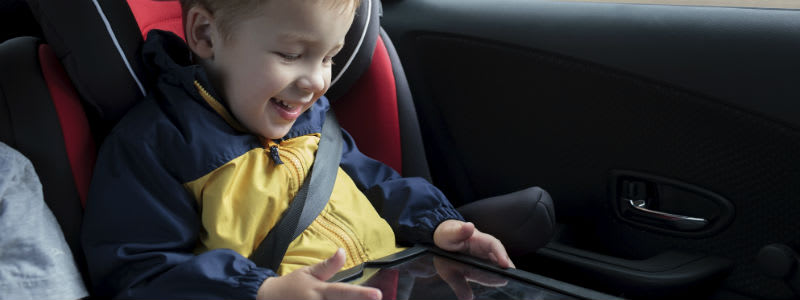 Bekvämare sommarkörning Barn leker i bilstol