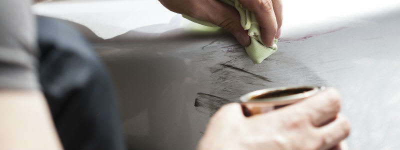 Så fixar du repor i lacken Repor i lack på vit bil