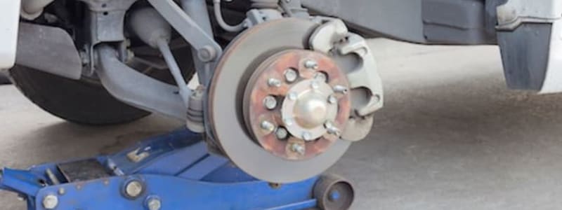 Bromsar på en bil Kom ihåg att kolla bromsarna på bilen