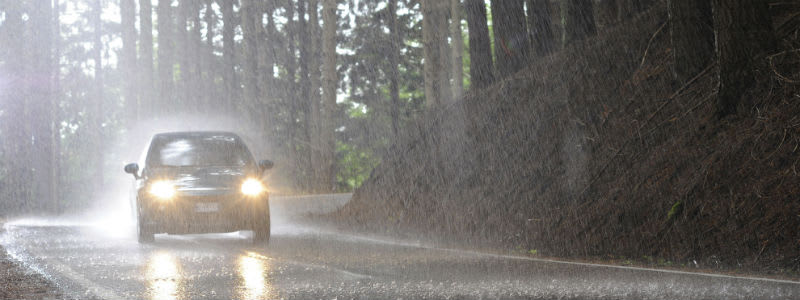 Tips för att skydda bilen mot regn Bil på väg i regn