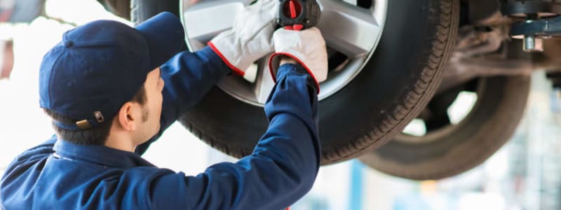 Hjulbyte på bil på verkstad Mekaniker byter hjul på bil