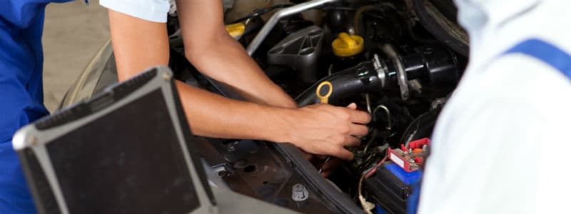 Billig bilbesiktning och kontroll Mekaniker, dator och kontroll av bil