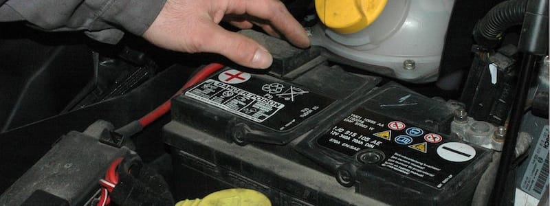 Test av bilbatteri Mekaniker rör bilbatteri