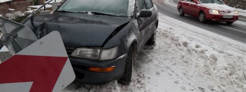 Bil er kørt galt på snedækket vej Frost og is - pas på du ikke kører galt i bilen