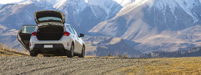 Objets indispensable à prendre avec soi dans son véhicule Voiture à la montagne coffre et portières ouvertes