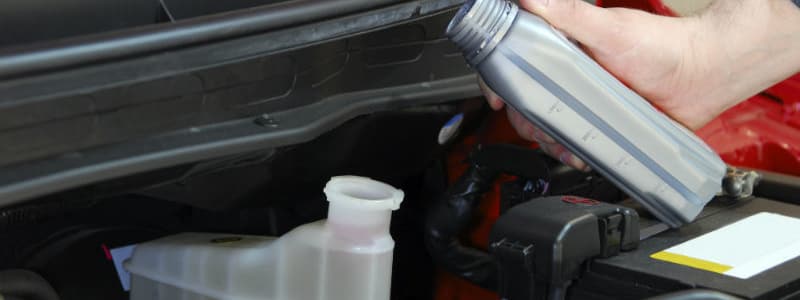 Changer son liquide de frein : étapes à suivre Homme remettant à niveau le liquide de frein