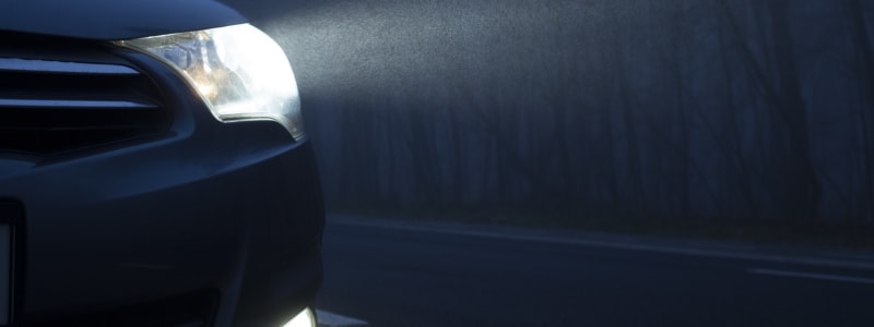 Achat d'une voiture : que choisir entre une berline et un monospace ? Voiture en pleine nuit
