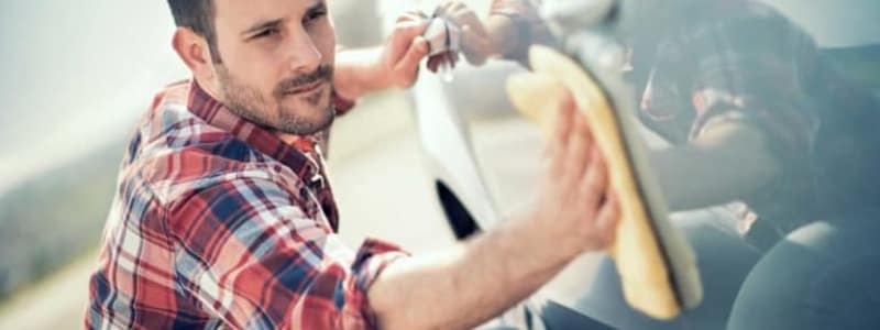 Comment polir la carrosserie de votre voiture Homme polissant sa voiture