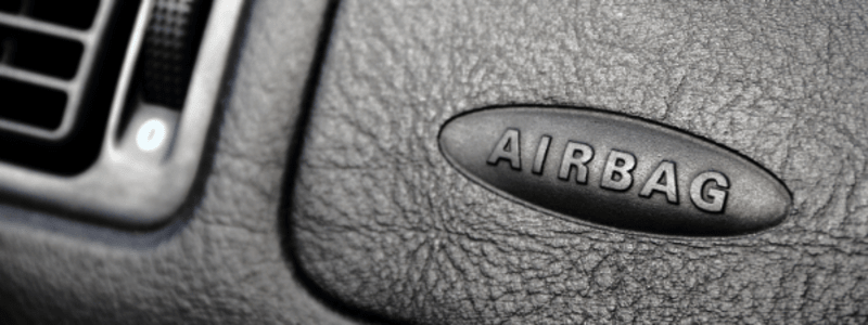 Airbag voiture : comment ça marche ? vue rapprochée inscription airbag sur tableau de bord