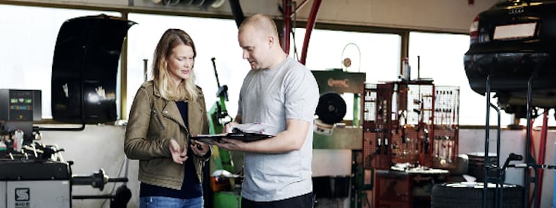 Bästa verkstadsupplevelse Verkstadskund och mekaniker på verkstad