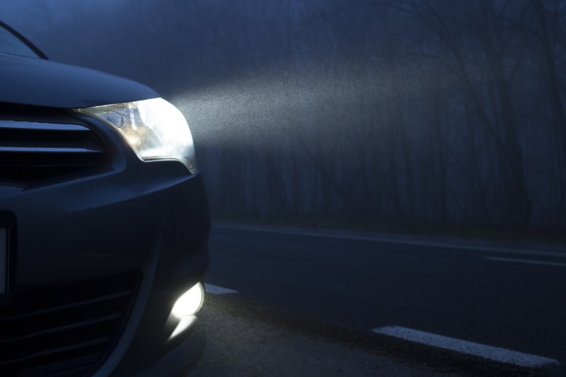 Achat d'une voiture : que choisir entre une berline et un monospace ? Voiture en pleine nuit