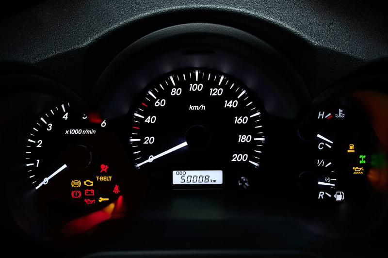 Prêtez attention aux témoins lumineux de votre voiture Tableau de bord