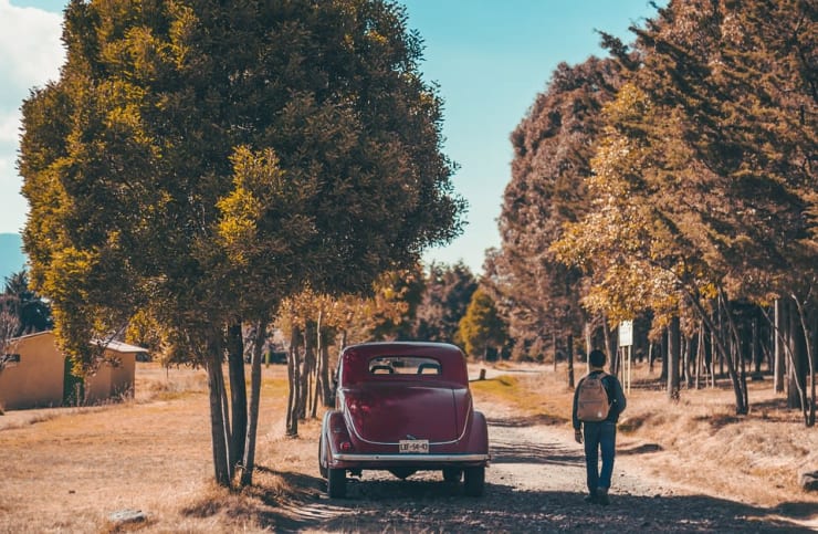 voiture garée à l'ombre